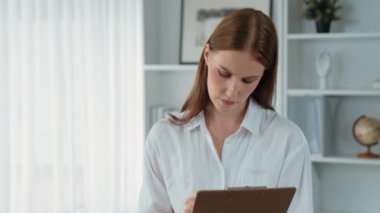 Psikiyatri ofisinde ya da terapi odasında kol koltuğunda oturan profesyonel bir kadın psikolog. Arkadaş canlısı ve ilkel ruh sağlığı danışmanı ve terapisti.