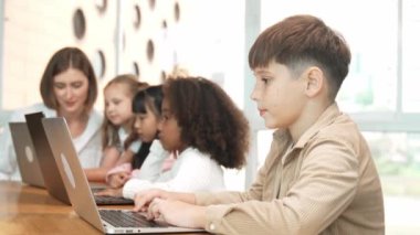 Çocuk BTMM Teknoloji sınıfında çok kültürlü bir arkadaşla bilgisayar oyunu oynuyor. Mühendislik kodları ve bulanık geçmişi olan programlama sistemi üzerine çok kültürlü bir öğrenci çalışması. Etkinlik.