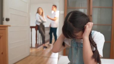 Stresli ve mutsuz genç kız köşeye kıvrılıp kulaklarını kapatarak arka planda ebeveyninin tartışmasını engelliyor. Evde aile içi şiddet ve travmatik çocukluk depresyona dönüşür. Titiz