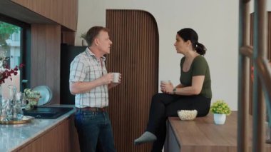 Sevimli yaşlı çift, ellerinde kahve fincanı tutarken mutlu bir şekilde güzel olaylardan ya da mutfaktaki haberlerden bahsediyorlar. Neşeli büyükbaba ve büyükannenin mutlu bir ilişkileri ve aileleri var. Uyumsuzluk.