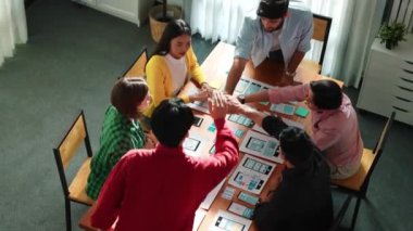 Yaratıcı ekip Ux Ui tasarım cep telefonu arayüzü hakkında beyin fırtınası yaparken el ele tutuşuyor. İnsanlar toplantı odasında el ele tutuşurken strateji planlamaya başlıyorlar. Cemaat.