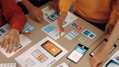Mobil uygulama veya web sitesi için kullanıcı arayüzü prototipi planlayan akıllı bir şirket çalışanı grubu. Zekice UX UI tasarım beyin fırtınası kullanıcı dostu arayüz planı tasarlıyor. Sinerjik