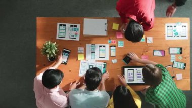 Akıllı yazılım geliştiricisinin yazılım geliştirme planlama üst görünümü. Cep telefonu arayüzü ya da dijital yaratıcı tasarım için Ux UI tasarımı ve beyin fırtınası yapan yetenekli bir programcı takımı. Cemaat.