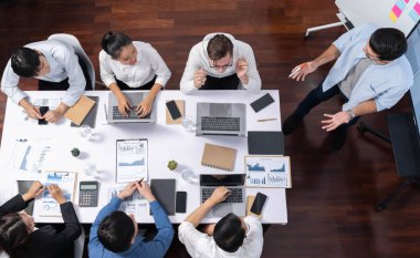 Üst düzey analist ekibi toplantı odasındaki mali verileri analiz etmek için BI Fintech 'i kullanıyor. İş anlayışı ve stratejik pazarlama planlaması için kağıt üzerinde analitik BI gösterge paneli. Tedbirli