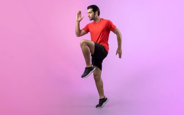 Vücut uzunluğunun tamamı atletik ve sportif genç erkek fitness 'in izole edilmiş arka planda kardiyo egzersizi duruşunu gösteriyor. Sağlıklı aktif ve vücut bakımı yaşam tarzı.