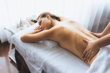 Kafkasyalı kadın müşteri stres önleyici spa masajının keyfini çıkarıyor ve lüks otel ya da oteldeki gündüz açık ortam güzellik salonunda güzellik teniyle eğleniyor. Sessiz.