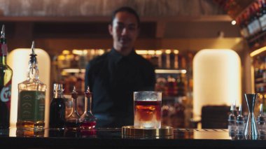 Sis dumanlı klasik karışık viski kokteyli sunumuna odaklanarak soğutma, içecek tezgahında barmen arka planında özel lezzetli bir karşılama önerisi. Vinosity.