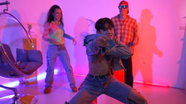 Çekici Asyalı dansçı, gündelik kıyafetleriyle dans ediyor ve arkadaşına tezahürat yapıyor. Kafkasyalı bir adam ve İspanyol bir hippi sokak dansı yaparken bir yandan da mutlu bir takıma bakıyorlar. Mutluluk.