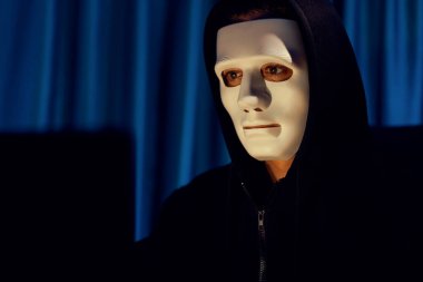 Beyaz suçlu anonim maskesi kodlama şifrelemesi yüklüyor. Programlama ile güvensiz mahremiyet sağlamaya çalışıyor. Bilgisayardan fidye için büyük bir veritabanı almaya çalışıyor. Bireysel.