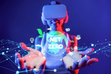 Sürdürülebilirlik simgeleriyle çevrili dijital küre, karbon emisyonlarını azaltma ve çevresel dengeyi sağlama amacını temsil etmektedir