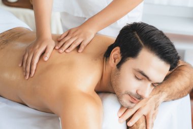 Kafkas erkek müşteri stres önleyici spa masajının keyfini çıkarıyor ve lüks otel veya oteldeki gündüz açık hava ortamında güzellik derisi eğlencesi ile şımartıyor. Sessiz.
