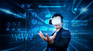 Gözlüklü akıllı iş adamı yapay zeka teknolojisini kullanarak çalışıyor. Küresel ağa erişen ve veri analizi ve istatistik tablosuna bakarken yapay zeka kullanan bir yönetici. Yaratıcılık.