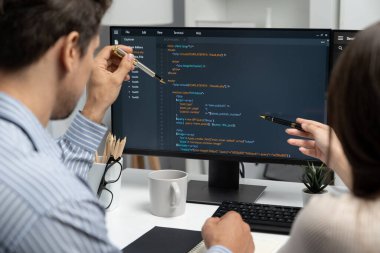 İki ekran ekranında yaratıcı web sitesi planlama yazılımını tartışan yetenekli geliştiriciler programı arka görüş konseptiyle ofiste tasarımı analiz eden tam yığın veri. Varsayım.