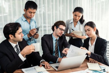 Modern ofis ortamında çalışan çeşitli etnik gruplardan çeşitli iş adamları. Üretken ve çok ırklı ofis çalışanları stratejik ticari pazarlama konusunda tartışmaya giriştiler. Çok titiz.
