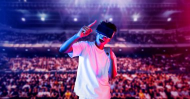 Afrikalı oyuncu, VR kulaklığı takıp, müfettişin tezahüratı ve desteğiyle arenada dururken oyunu heyecanlandırdı. Büyülü teknoloji kullanarak metaevrene erişen çekici bir insan. Yenilik. Yaratıcılık.