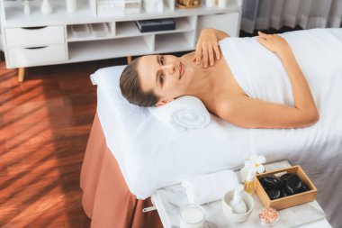 Kafkasyalı kadın müşteri stres önleyici spa masajının keyfini çıkarıyor ve lüks otel ya da oteldeki gündüz açık ortam güzellik salonunda güzellik teniyle eğleniyor. Sessiz.