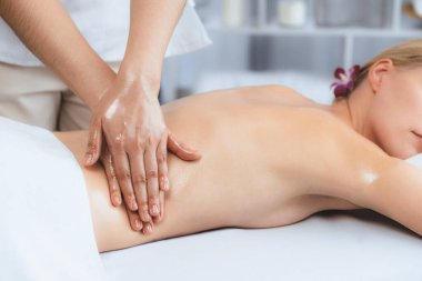 Kafkasyalı kadın müşteri stres önleyici spa masajının keyfini çıkarıyor ve lüks otel ya da oteldeki gündüz açık ortam güzellik salonunda güzellik teniyle eğleniyor. Sessiz.