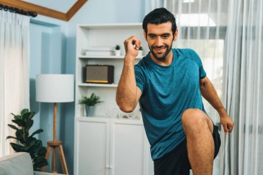 Atletik ve sporcu erkek vücut egzersizinde koşuyor. Formda fiziği ve sağlıklı spor yaşam tarzı için. Gaiety evde egzersiz eğitimi.