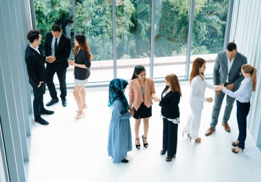 Birçok iş adamı şehirdeki iş konferansı için modern ofis binasında toplanıyor. İş adamları ve iş kadınları iletişimi ve insan kaynakları kavramı. uds