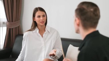 Psikolojik konsültasyon zihinsel problemde iyileşme kaydediyor, genç hasta terapi seansında, psikiyatrist de akıl hastalıkları konusunda tanı koyuyor. Zihinsel tedavi seansı. Düzenle