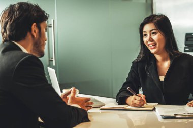 İnsan kaynakları bölümünden bir iş kadını, özgeçmiş belgesini incelerken iş başvurusu için iş adamı adayıyla görüşme yapıyor. Çalışanların işe alım konsepti. uds