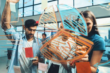 İş arkadaşı plan yaparken cam duvarı işaret eden yetenekli bir proje yöneticisi. Çeşitli iş adamları birlikte çalışıyor, pazarlama fikri ya da iş planı üzerinde kafa yoruyorlar. Yaratıcı bir başlangıç. İzleme.