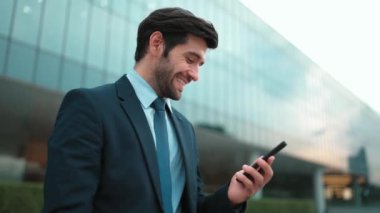Başarılı bir iş adamı ayakta durarak satışların artmasını kutluyor. Mutlu proje yöneticisi ya da lider başarılı bir projeyle gurur duyuyor, terfi alıyor, telefon tutarken iş buluyor. Sevinçli..