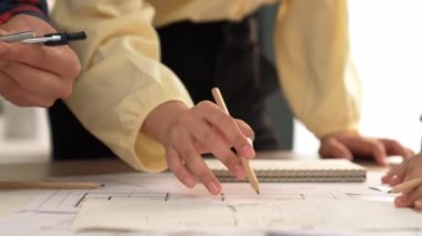 Mimarlar veya akıllı mühendislerin videosu mimari ofisindeki inşaat doğruluğu için taslak üzerinde ölçüm aracı, bölücü ve kalem el yazısı detaylarını kullanır. Eline odaklan. - Yakın çekim. Tanımlama.