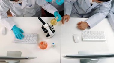 Bilimsel uzmanlığa, laboratuvar ekipmanlarına ve yenilikçi tıbbi biyoteknoloji yazılımına sahip laboratuvar sağlık araştırma ekibi yeni ilaçlar araştırıyor, tedavi geliştiriyor. Ağır çekim. Katı.