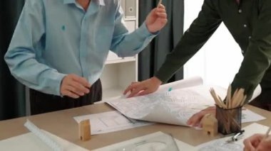 Planı ölçen profesyonel bir mühendis. Stüdyoda, sarı kasklı ve mimari teçhizatlı bir masada mimarlık projesinde çalışan profesyonel bir mühendis. Tanımlama.