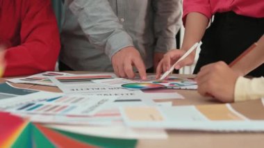 Grafik tasarımı için beyin fırtınası yapan ve renk seçimi yapan tasarımcı ekibinin yavaş çekim çekimi veya tasarım bürosunda krom danışmanlığı için danışmanlık isteyen bir müşteri. Değiştirilmiş