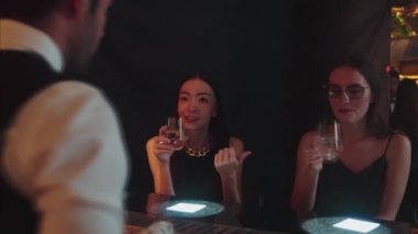 Güzel bir kadının VIP konuğunun portresi. Şık bir gece partisinde lüks bir gece kulübünde kadeh kaldırıyor. Barda oturmuş barmen atmosfer partisi yaşam tarzıyla konuşuyorum. Vinosity.