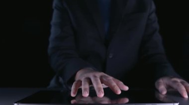 İş adamı, stratejik kararlar için değerli verileri çıkartarak arama motoru araştırması yapıyor. Kapsamlı araştırma ve SEO veri analizi için arama motorları kullanılıyor. Kullanıcı Kimliği