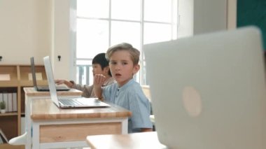 Akıllı beyaz çocuk, yapay zeka üretmek için mühendislik komut yazarak dizüstü bilgisayar kullanıyor. STEM teknoloji sınıfına katılırken çeşitli öğrenci öğrenimi ya da programlama sistemi eğitimi. Teknoloji. Pedagoji.