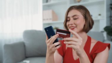 Kadın alışverişi ya da internet pazarında güzellik ürünleri için internet üzerinden ödeme yapmak modern yaşam tarzı olarak kozmetik ürünler ve cüzdan üzerinden çevrimiçi ödeme için prim siber güvenlik yazılımı