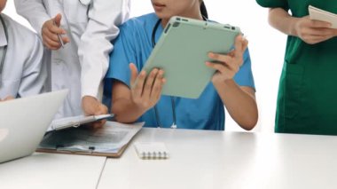 Hastane masasında birlikte çalışan ve tıbbi tedavi ya da sağlık hizmeti planlayan profesyonel bir grup. Takım çalışması başarılı hastalıklara ve hastalıklara yol açar. Ağır çekim. Katı.