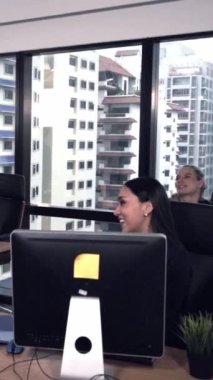 Kıdemli lider takım üyelerine tavsiye konuşması yapıyor. Modern ofisteki masada yaratıcı iş adamları buluşuyor. Çok kültürlü iş ekibi..