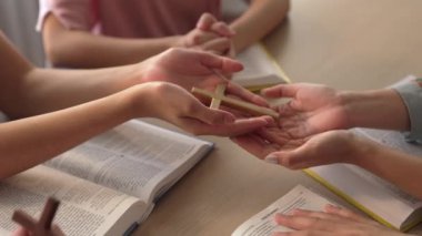 Hristiyan katolik takipçilerle dinsel bağlılık ve maneviyat duygusu doludur. Ağır çekimde Hıristiyan insanlar birlikte dua ederken el ele tutuşup grup duası yapıyorlar. Filizlenen