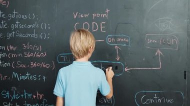 Tahtaya yazı yazan öğrencilerin arka planı. Yakışıklı zeki çocuk ya da çocuk BTMM teknoloji sınıfında kodlama ve programlama sistemi kullanarak bir proje planlıyor. - Yakın çekim. Etkinlik.