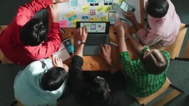 Proje yöneticisinin cep telefonu arayüzü için Ux Ui tasarımı üzerinde çalışırken beyin fırtınası zihin haritası kullanarak yazılım programı tasarlamasının en üst görünümü. Zaman aşımı. Cemaat.