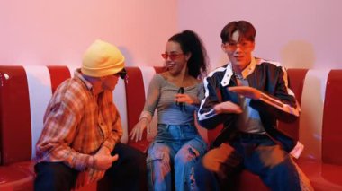Şık gözlükler takan Happy dans takımı şehir pop veya hip hop müziğine taşınıyor. Modern restoranda birlikte komik serbest dans ederken profesyonel sanatçı grubu oturuyordu. Mutluluk.