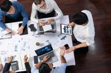 Üst düzey analist ekibi toplantı odasındaki mali verileri analiz etmek için BI Fintech 'i kullanıyor. İş anlayışı ve stratejik pazarlama planlaması için kağıt üzerinde analitik BI gösterge paneli. Tedbirli