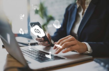 İş adamı CO2 emisyonlarını azaltmak için girişimlerde bulunuyor ve net sıfır hedefliyor. Daha yeşil bir gezegenin karbondioksitini azaltarak sürdürülebilirliğe olan bağlılığını gösteriyor. EIDE