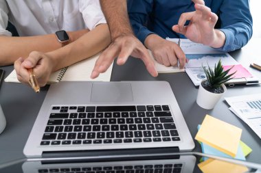 Veri analistleri ofis çalışanlarından oluşan bir ekip, mali, trend ve pazarlama verilerini analiz etmek için iş istihbaratı BI gösterge paneli üzerinde işbirliği yapmaktadır. BI yazılım kullanım sürücüsü iş başarısı. Tedbirli