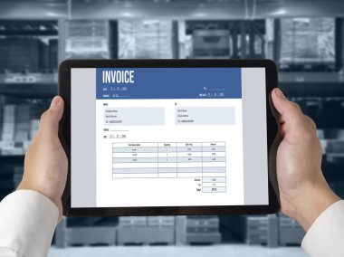 Muhasebe uygulamasından gelen fatura bilgisayar ekranında. Şirket işlerinin finans ve bütçesi için bilgisayar programı. Rahatça..