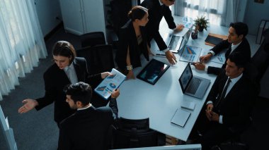 Üst düzey iş adamları tablet tableti masaya ve planlama stratejisine koyarken, çeşitli takımlar da mali planı tartıştı. Toplantı masasında bir grup beyin fırtınası fikri var. Müdürlük.