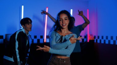 Kameranın önünde dans eden yetenekli break dansçı farklı arkadaşları pop ya da hip hop müziği dinlemek için arkada dans ediyor. Çekici performans ekibi kameraya doğru hareketli hareketler sergiliyor. Mutluluk.