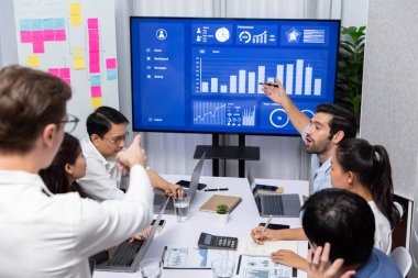 Analist ekibi toplantı odasındaki mali verileri analiz etmek için BI Fintech 'i kullanıyor. İş adamları iş görüşü ve stratejik pazarlama planlaması için BI 'ın torpido gözünü inceliyor. Tedbirli