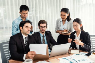 Modern ofis ortamında çalışan çeşitli etnik gruplardan çeşitli iş adamları. Üretken ve çok ırklı ofis çalışanları stratejik ticari pazarlama konusunda tartışmaya giriştiler. Çok titiz.