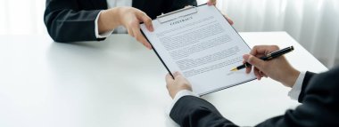 Şirket avukatının ya da hukuk bürosundaki avukat servisinin yardımıyla balyayla ilgili sözleşme imzalama belgesi. İşletme yatırımı ve yasal işlemlerin tamamlanması. Kurnaz.